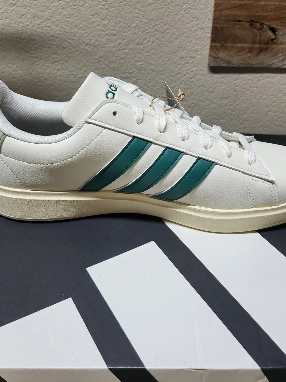 *NEW* Adidas Grand Court 2.0 White Green Size Men's 11.5 Women's 12.5 JS1736